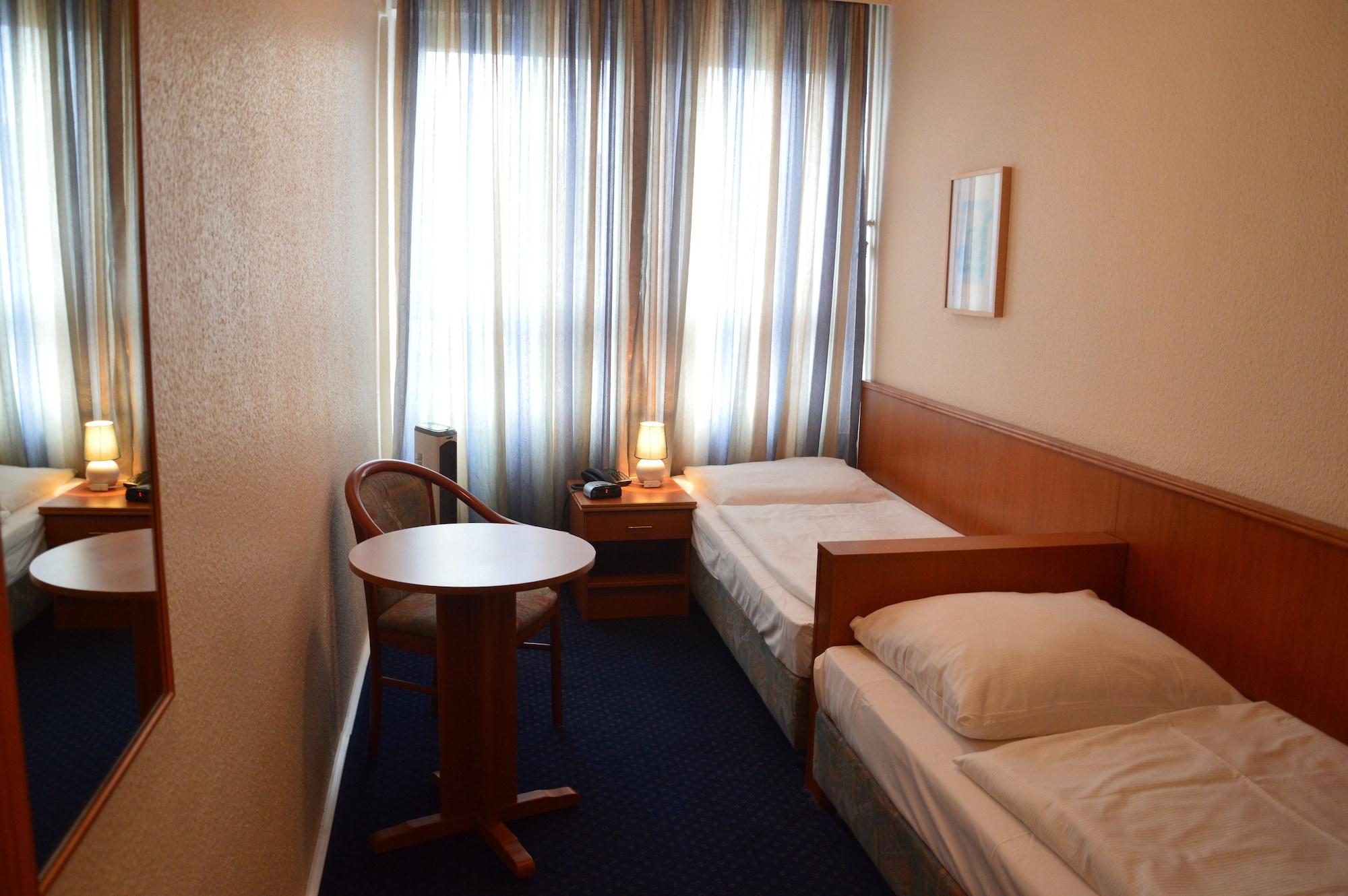 Hotel Mercedes/Centrum Hamburg Bagian luar foto