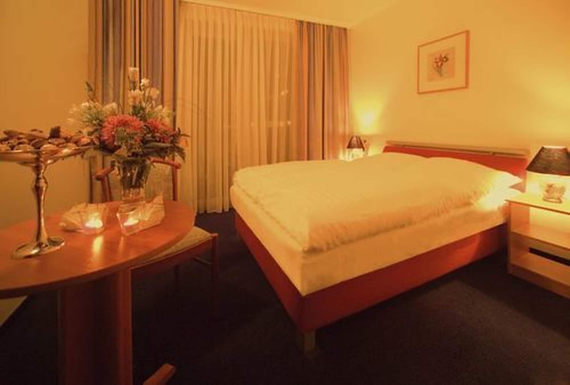Hotel Mercedes/Centrum Hamburg Bagian luar foto