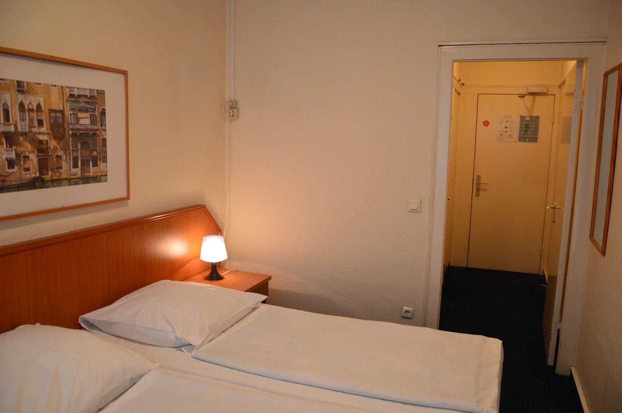 Hotel Mercedes/Centrum Hamburg Bagian luar foto